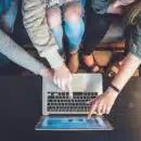 un groupe de collègues regardant l'écran d'un ordinateur