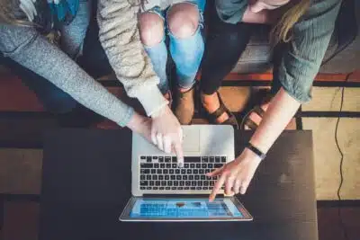 un groupe de collègues regardant l'écran d'un ordinateur